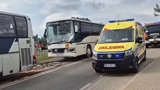 Zderzenie dwóch autokarów z dziećmi pod Kętrzynem. Jedna osoba trafiła do szpitala