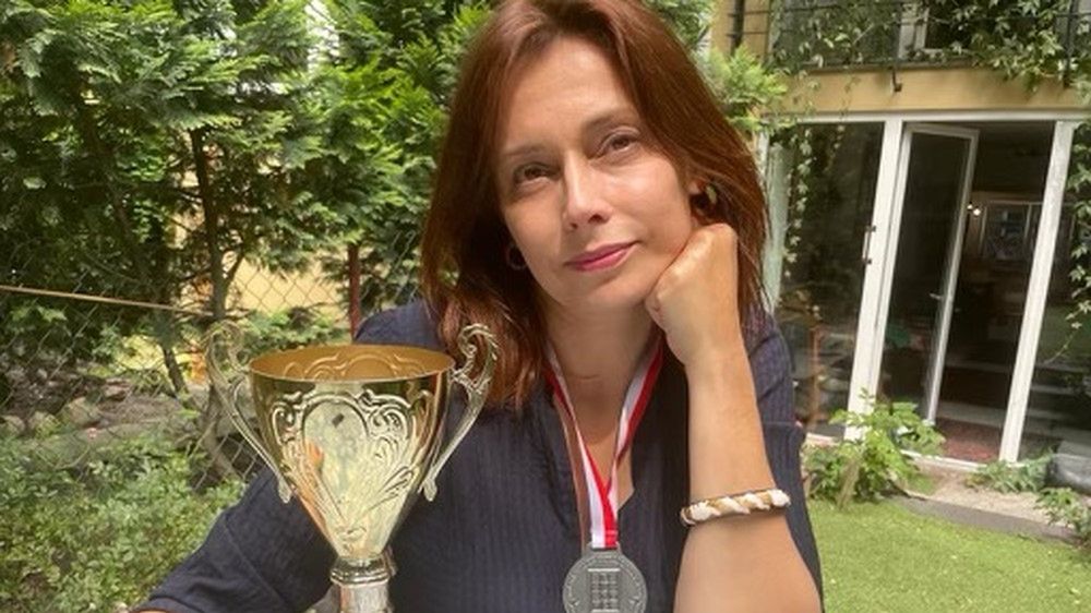 Renata Dancewicz z pucharem i medalem za drugie miejsce w Mistrzostwach Polski Par Mikstowych w brydżu sportowwym