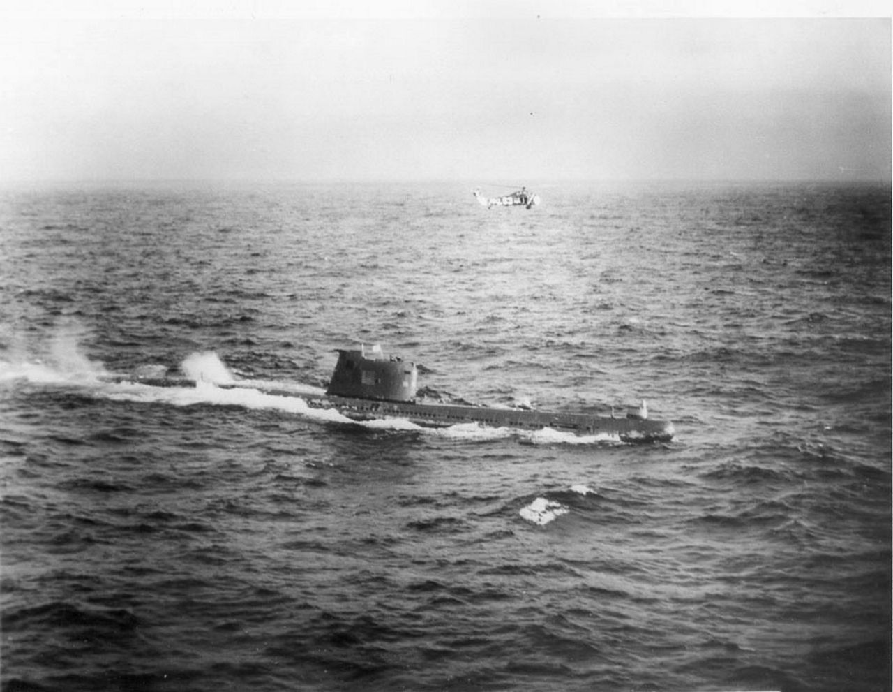Amerykańskie zdjęcie zmuszonego do wynurzenia okrętu B-59