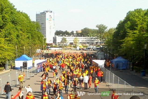 Godz. 15:45, kwadrans do meczu. Kilkanaście kibiców Jagi z ostatniego pociągu już po kontroli, reszta wciąż czeka pod bramą