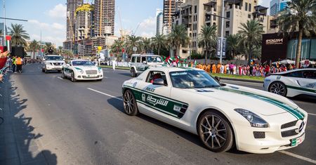 Flota egzotycznych samochodów policji w Dubaju