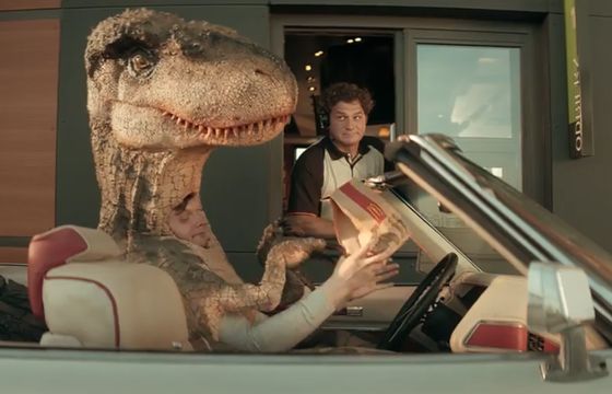 Dinozaur i królowa angielska reklamują burgery Maestro w McDonald’s (wideo)