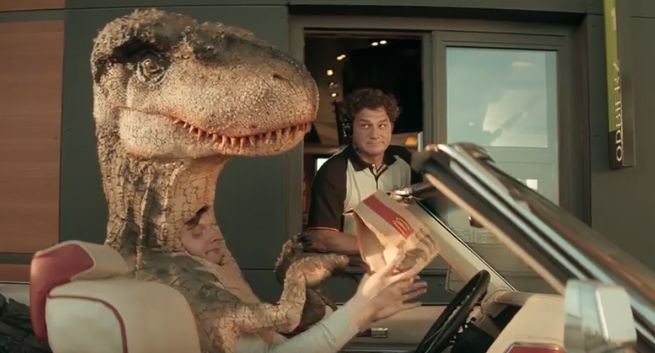 Dinozaur i królowa angielska reklamują burgery Maestro w McDonald’s (wideo)