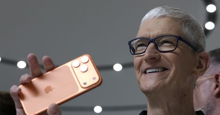 iPhone 17 - tyle zapłacisz za wymianę baterii lub ekranu. Apple podał koszty naprawy