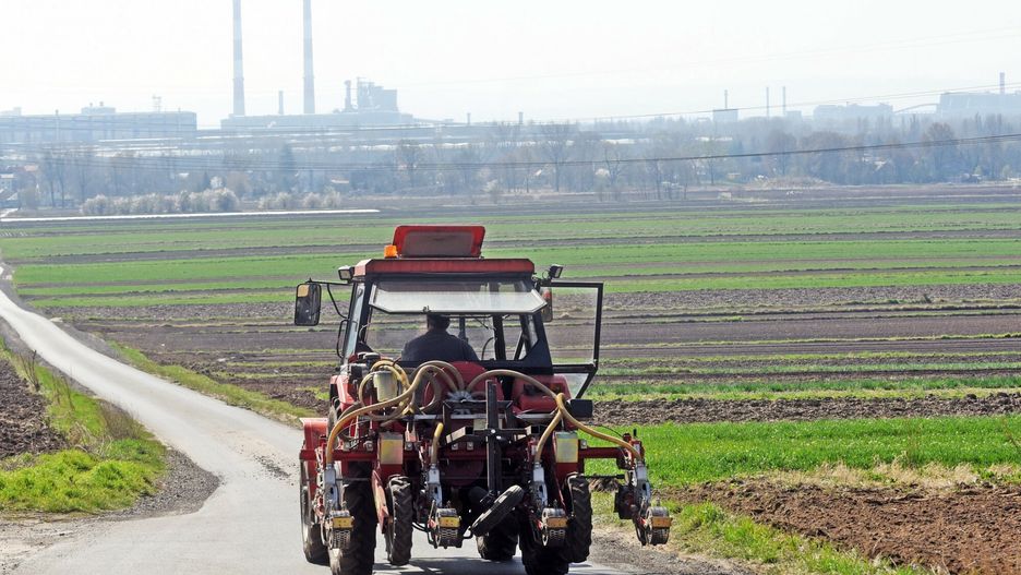 Wiosenne prace polowe na polach nowohuckich14.04.202 Krakow- Nowa Huta.  N/z Nowohuckie pola uprawne wiosna. Wiosenne prace polowe.  Fot. M.Lasyk/REPORTERM.Lasyk/REPORTER