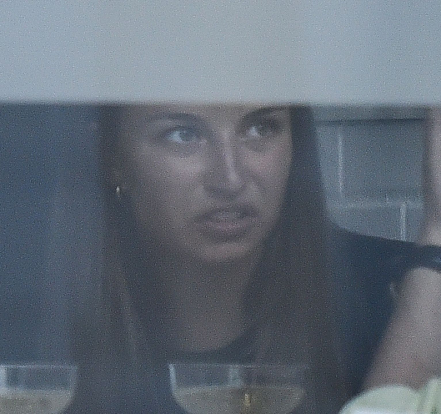 Julia Wieniawa sączy drinka