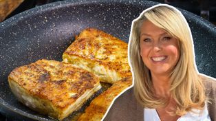 Ewa Wachowicz tak smaży ryby. Dzięki temu mają chrupiącą skórkę i nie rozpadają się