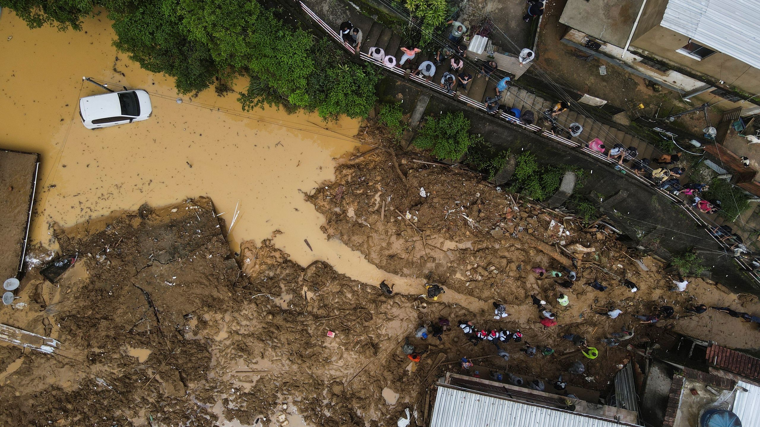 At least 38 dead in floods outside Rio de Janeiroepa09762693 An aerial view on the damage caused by the heavy rains that affect the city of Petropolis, RJ, Brazil, 16 February 2022. At least 38 people have died in Petropolis in floods following heavy rains.  EPA/Antonio Lacerda Dostawca: PAP/EPA.Antonio Lacerda