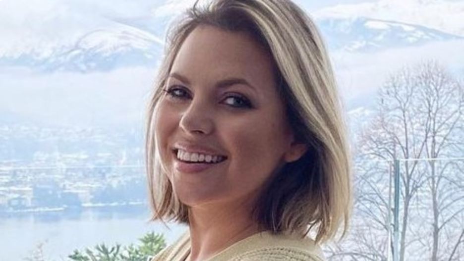 Aleksandra Kwaśniewska zabrała na wakacje torebkę w jaskrawym kolorze 