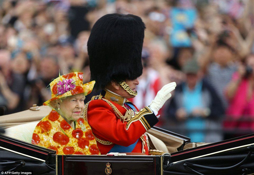 Ekstrawagancki kolor stroju Królowej Elżbiety II pobudził kreatywność internautów