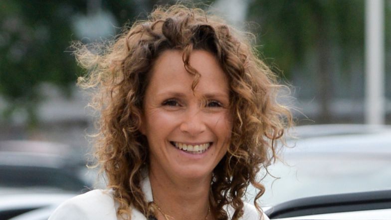 Monika Mrozowska pozuje do zdjęć topless wysmarowana glinką