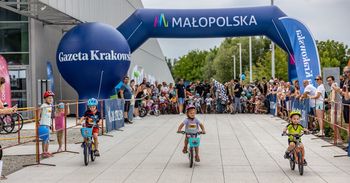 Kraków: Małe rowerki, wielkie emocje! Tak bawiliśmy się na pikniku „Bezpieczna Rodzina” przy Małopolskim Centrum Nauki Cogiteon