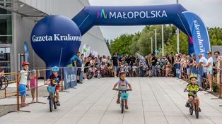 Kraków: Małe rowerki, wielkie emocje! Tak bawiliśmy się na pikniku „Bezpieczna Rodzina” przy Małopolskim Centrum Nauki Cogiteon