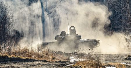 Jak pech, to pech. Rosyjski czołg T-72 dwukrotnie wjeżdża na minę