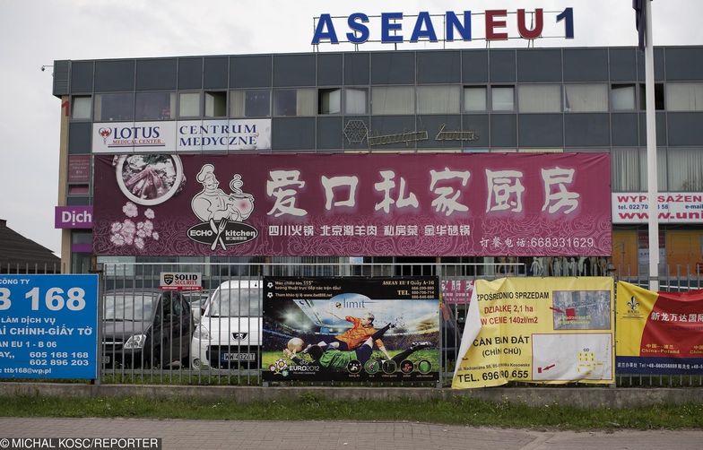 Wietnamczycy handlowali odzieżą m.in. na targowisku w Wólce Kosowskiej pod Warszawą. I nie płacili podatków