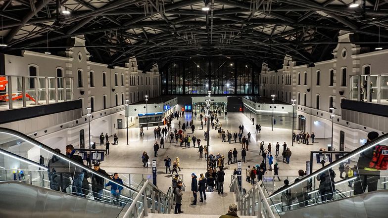 Zwiedzanie kolejowych dworców z PKP. Ostatnie wakacyjne spacery