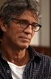 Eric Roberts z prawnikami w garniturach