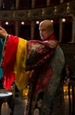 ''Magia w blasku księżyca'' podziałała na Colina Firtha. Brytyjski aktor zamieniony w chińskiego sztukmistrza!
