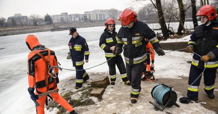 Niebezpieczny wypadek w lubuskiem. Pod mężczyzną załamał się lód
