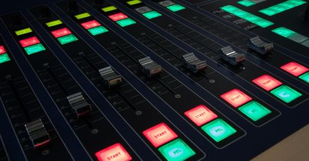 Media w Polsce. RMF FM będzie nadawać przez następne 10 lat