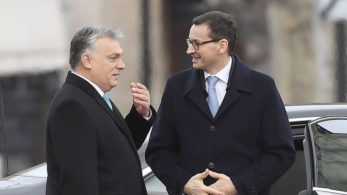 Nie czas na dyskusje o euro w Polsce - mówił podczas powrotu ze spotkania z Viktorem Orbanem Mateusz Morawiecki.