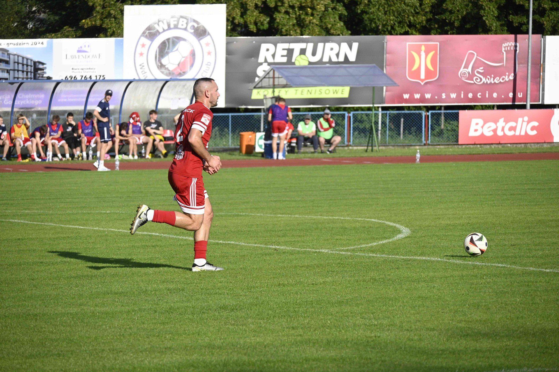 Piłkarze Wdy Świecie (czerwone stroje) przegrali z Cartusią Kartuzy 0:4 (0:2)