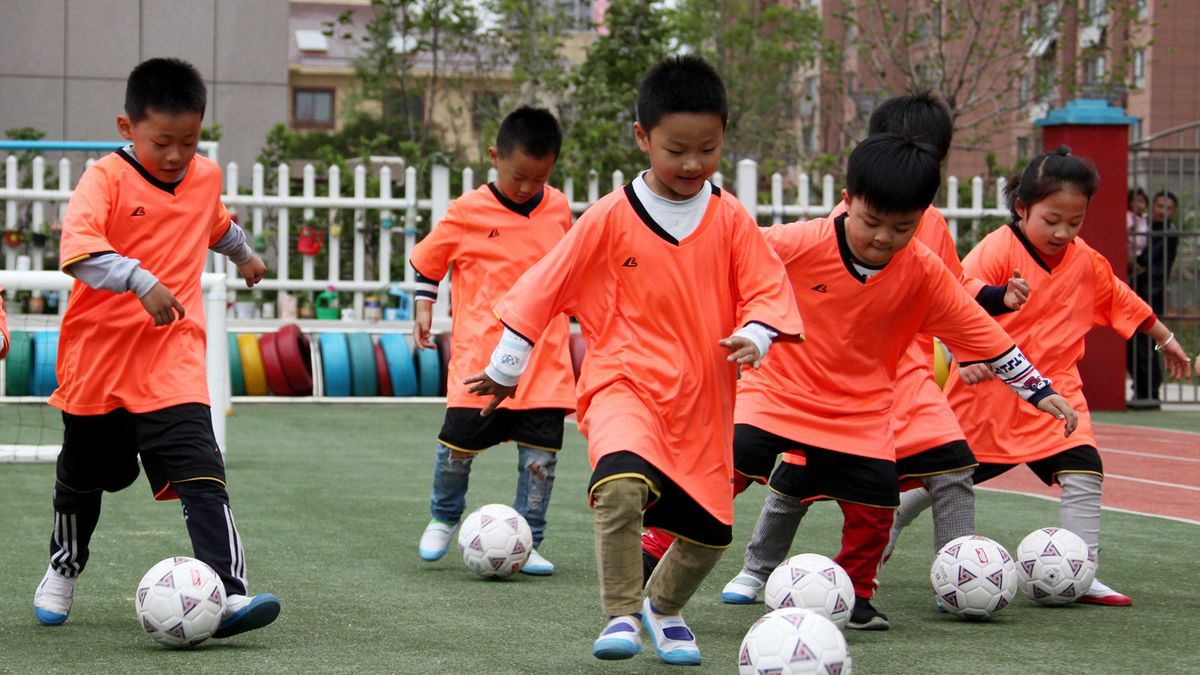 chińskie dzieci trenujące piłkę nożną
