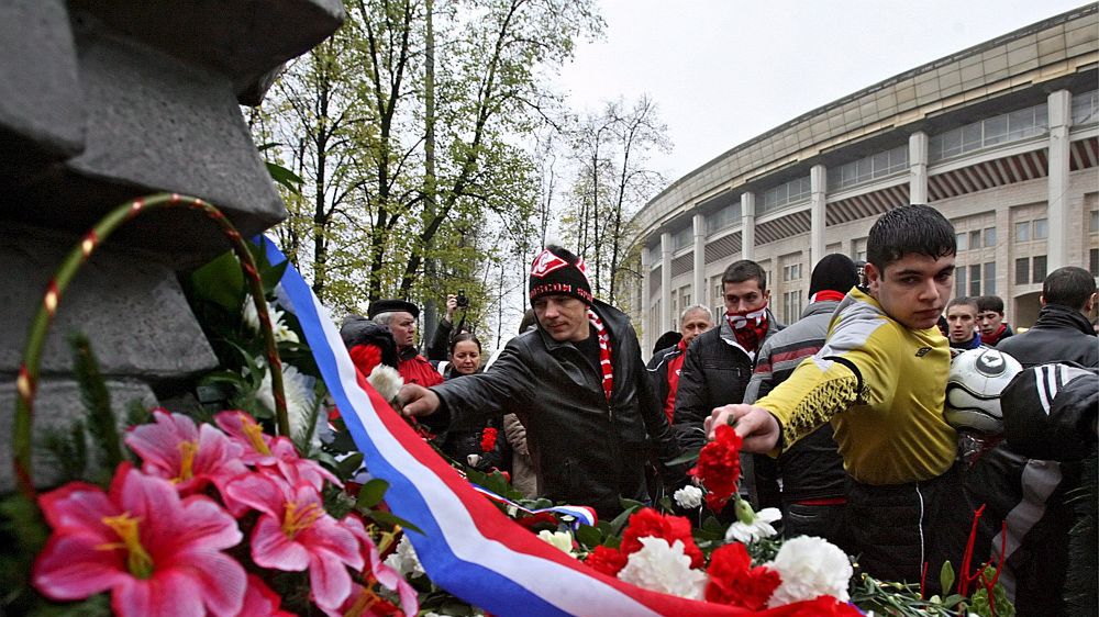 Kibice składają kwiaty pod Stadionem Łużniki ku pamięci ofiar tragedii z 1982 r