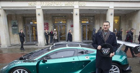 Dla kogo e-samochody Morawieckiego? Elektromobilność to zabawka dla bogaczy
