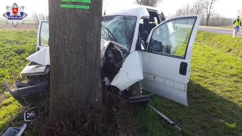 Bus z pracownikami z Ukrainy uderzył w drzewo. Sześcioro rannych