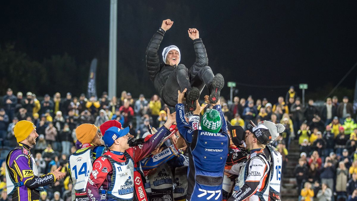 WP SportoweFakty / Michał Chęć / Jarosław Hampel na rękach kolegów z toru