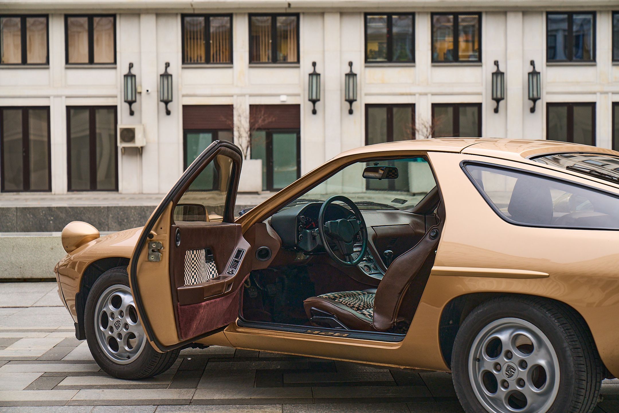 Porsche 928 (1977) i Porsche 911 Spirit 70 (2025)