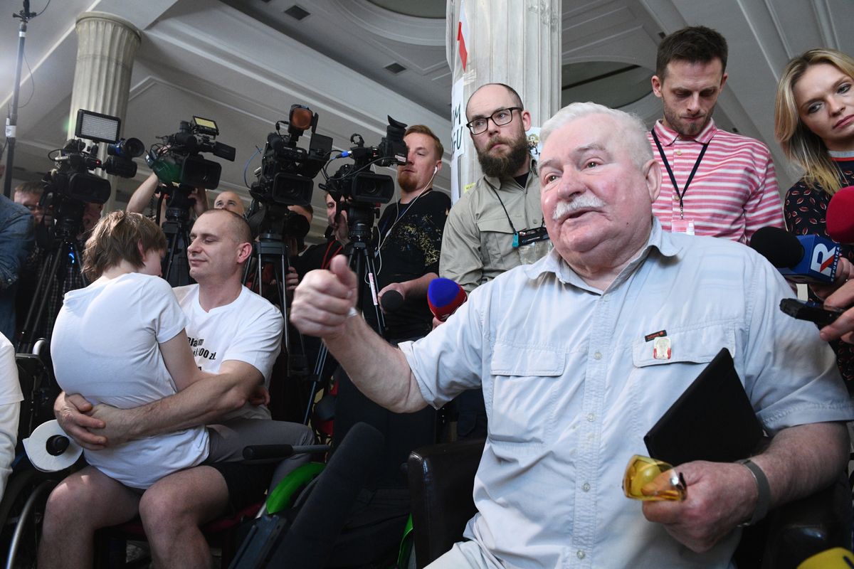 Lech Wałęsa "nie wyklucza" spędzenia nocy z protestującymi. "Sejm to jednak ładne pomieszczenia"