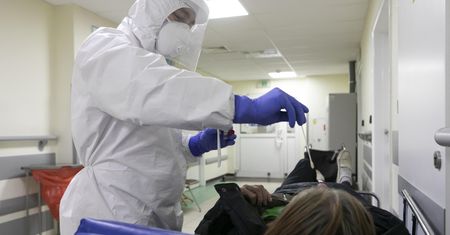 Koronawirus. Prof. Flisiak ostrzega przed testami antygenowymi