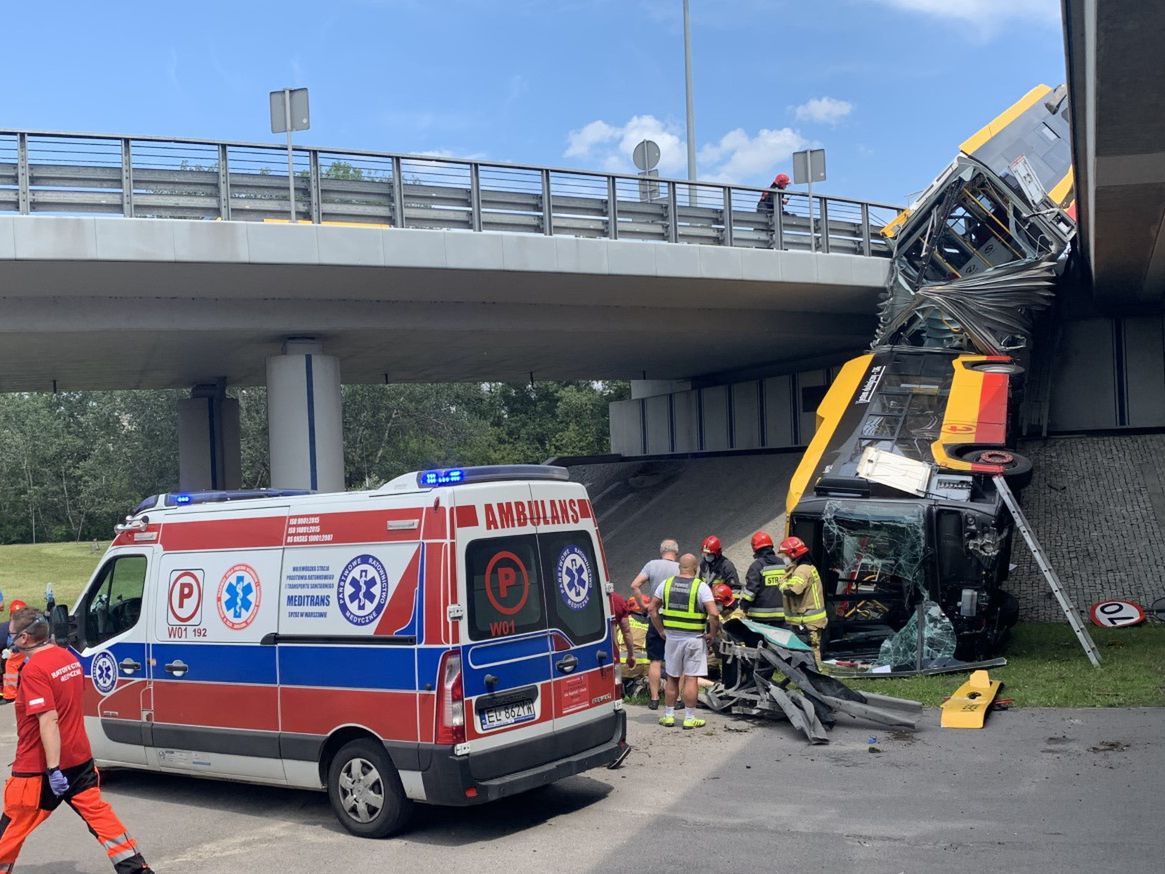 Wypadek na S8 w Warszawie. Autobus spadł z mostu