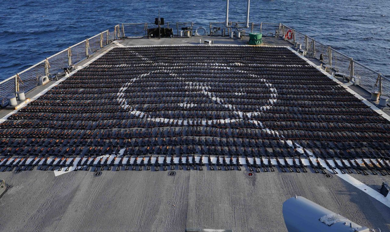 Marynarka Wojenna USA zatrzymała łódź rybacką. Ilość "kałasznikowów" robiła wrażenie
