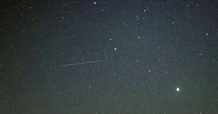 Podwójny bolid na niebie? Ten nietypowy meteor to tylko... iluzja