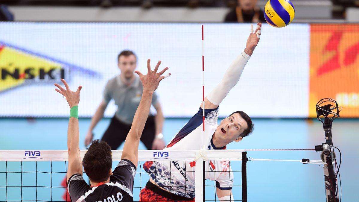 Materiały prasowe / FIVB / Rafał Buszek (ZAKSA) w ataku