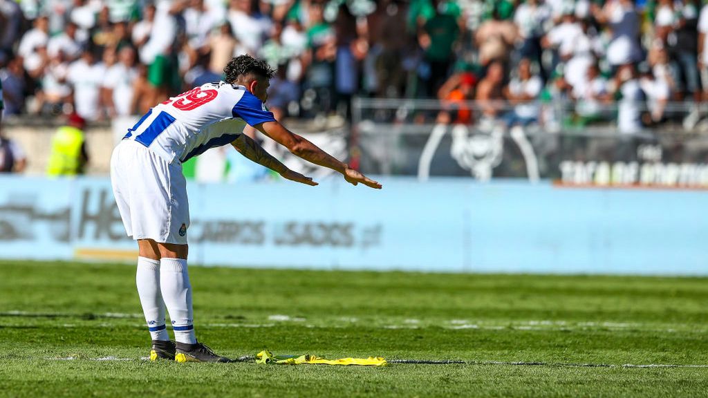 Zdjęcie okładkowe artykułu: Getty Images / Carlos Rodrigues / Na zdjęciu: Tiquinho Soares kłaniający się przed Ikerem Casillasem