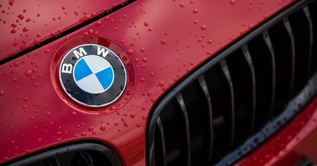 Elektryczne BMW i7 z ogromnym telewizorem w środku i grillem, jakiego jeszcze nie widzieliście