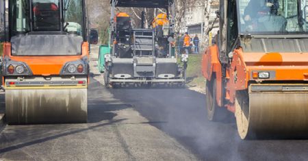 Budowali drogę na "podwójnym gazie". Obaj stracili prawa jazdy