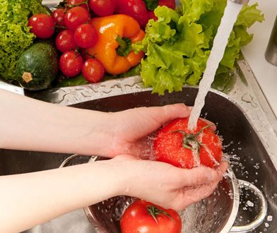 Jak myć owoce i warzywa? Sprawdź, jak to robić, aby spożywać produkty bez zanieczyszczeń