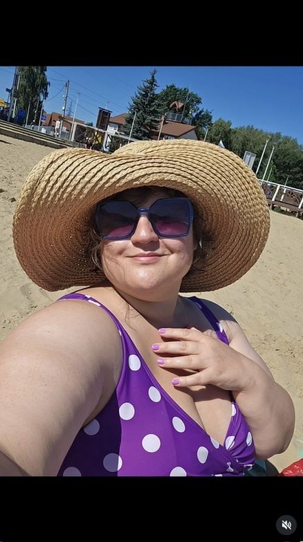 Dominika Gwit w kostiumie kąpielowym na plaży 