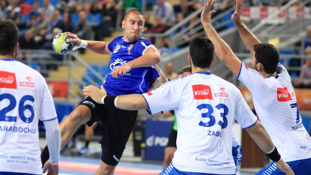 Materiały prasowe / ORLEN WISŁA PŁOCK / PGNIG SUPERLIGA / Paweł Krupa z Sandra Spa Pogoni Szczecin rzuca na bramkę Wisły