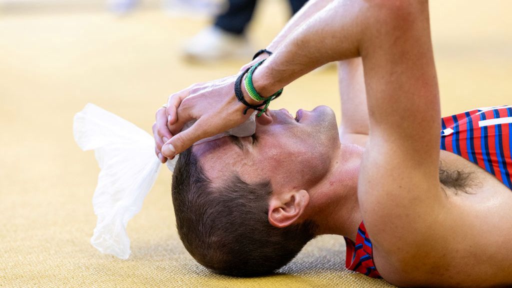 Getty Images / Na zdjęciu: lekkoatleta ratujący się workiem lodu podczas MŚ w Budapeszcie