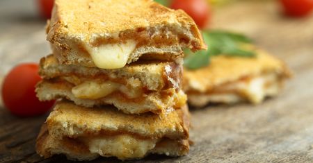 Tosty z grilla zachwycą twoich gości. Smakują jak w restauracji