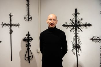 Te krzyże to prawdziwe dzieła sztuki. Pochodzą z podlaskich cmentarzy