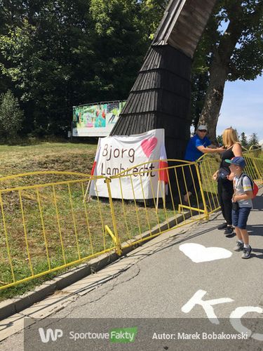Taki napis kibice umieścili około 300 metrów przed metą.