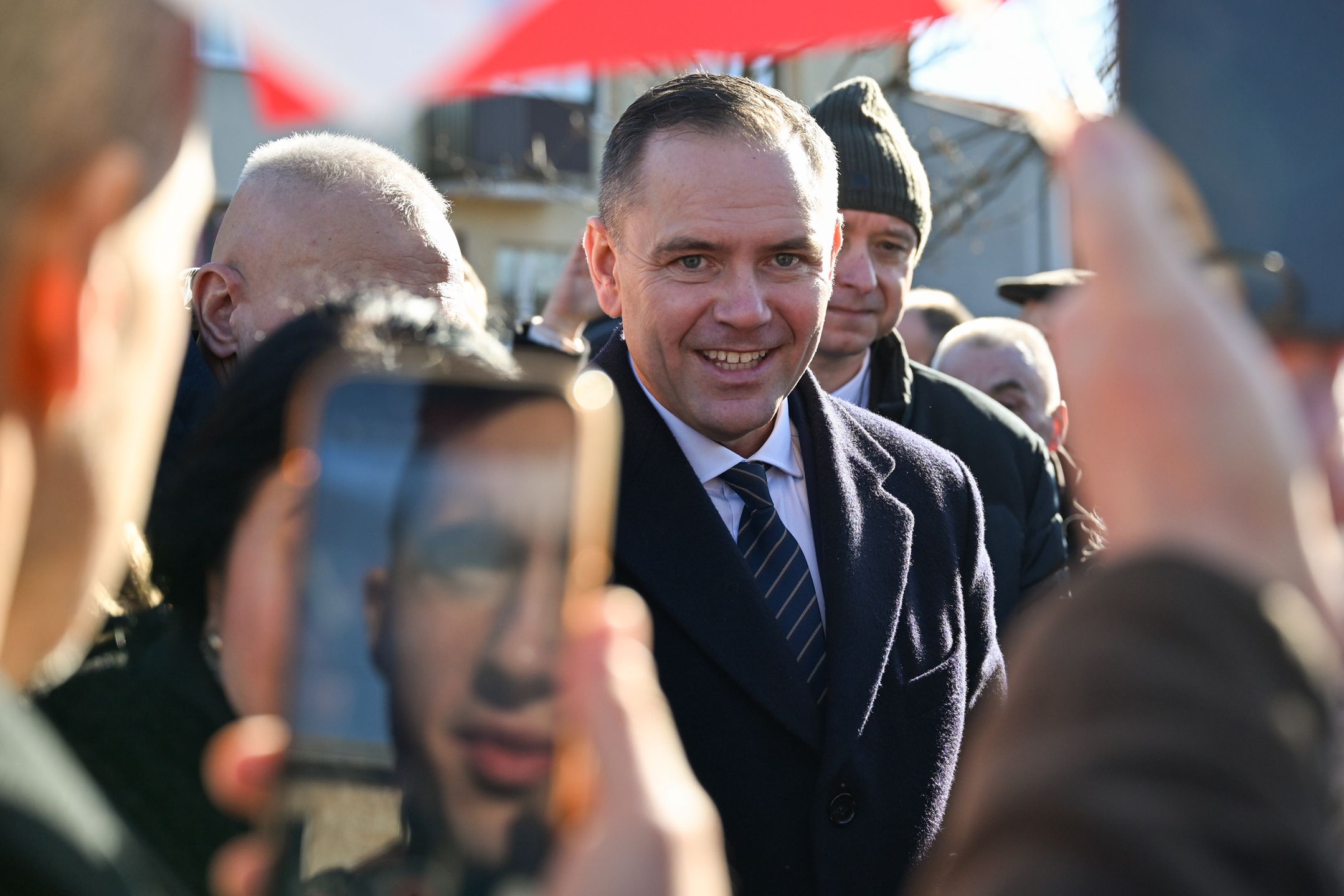 Hrubieszów, 30.01.2025. Wybory prezydenta RP 2025 - kampania. Kandydat Komitetu Obywatelskiego, popierany przez Prawo i Sprawiedliwość, prezes Instytutu Pamięci Narodowej Karol Nawrocki (C) podczas spotkania w Hrubieszowie, 30 bm. (ad) PAP/Wojtek Jargiło