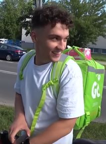 Franio został dostawcą jedzenia. Ile napiwku dostał na Złotej 44?